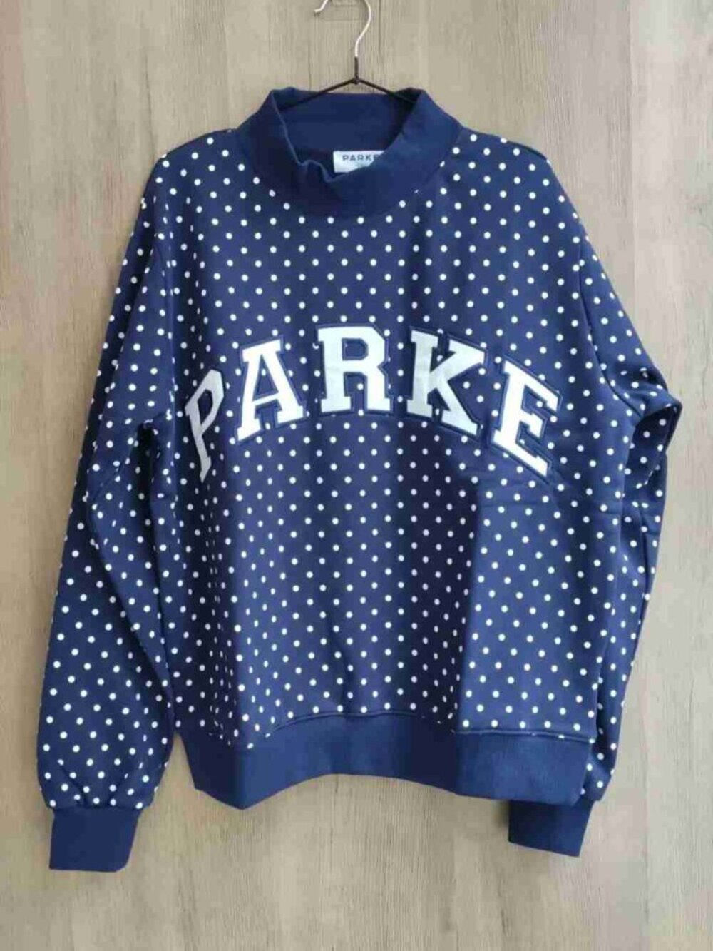 💙PARKE Navy Polka‑Dot Mock‑Neck Sweatshirt White Varsity Letter Applique